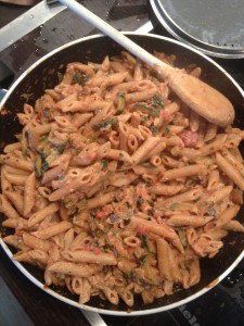 Nudel-Pfanne mit Auberginen und Zucchini - Fertig gekocht